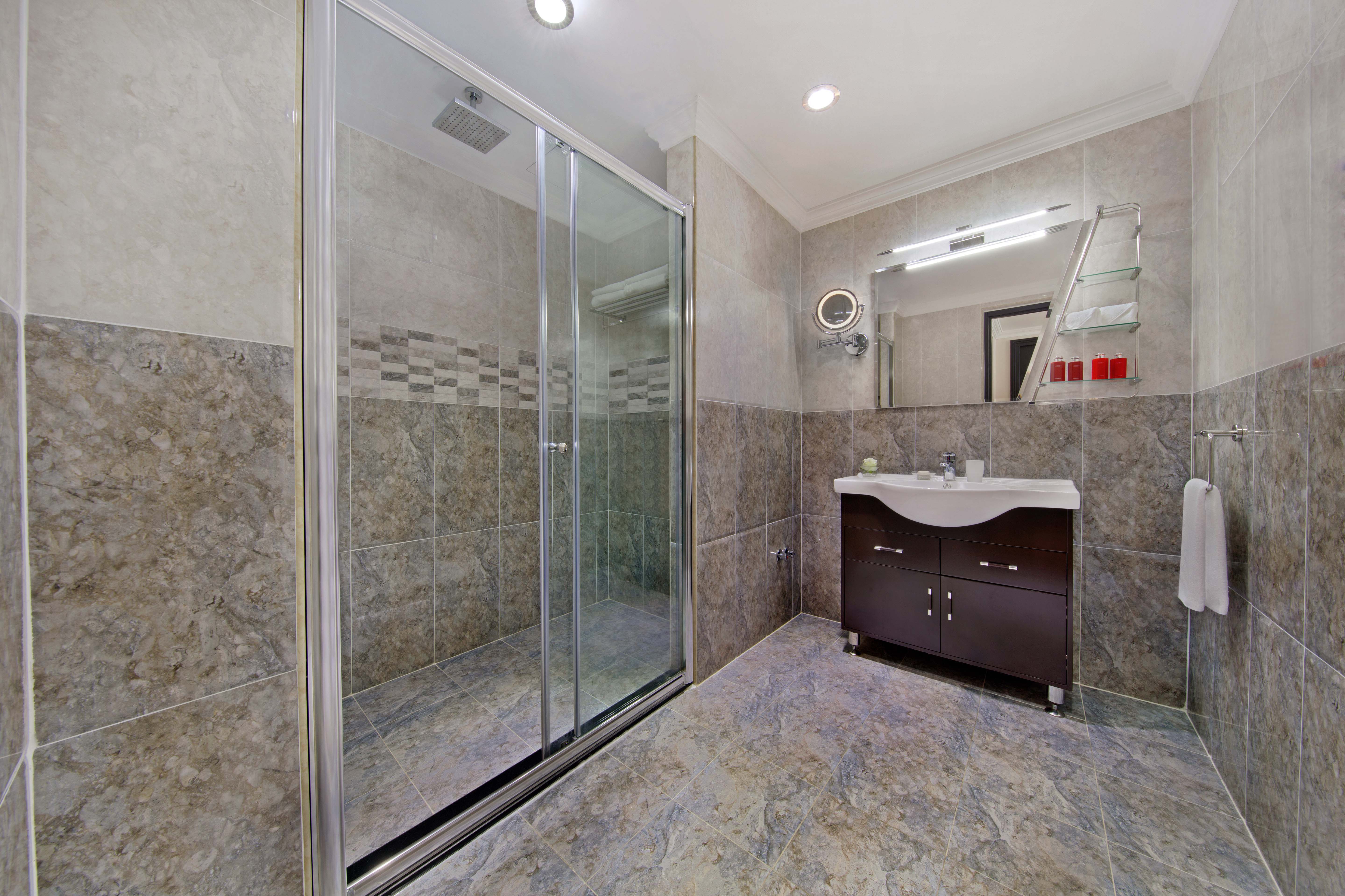 Grand & Premium Bathroom 3.jpg
